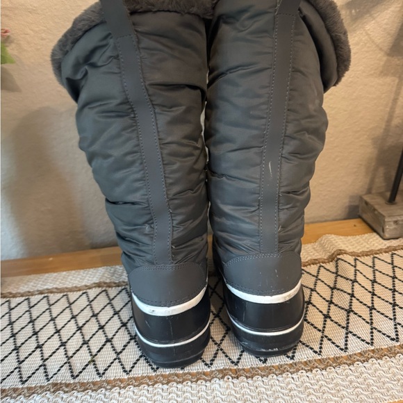 Gray and Black Winter snow Boots with Rugged Traction - Picture 4 of 6